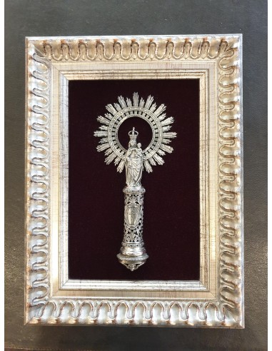 Cuadro Virgen del Pilar con columna de plata de ley sobre terciopelo granate y marco de madera plateada